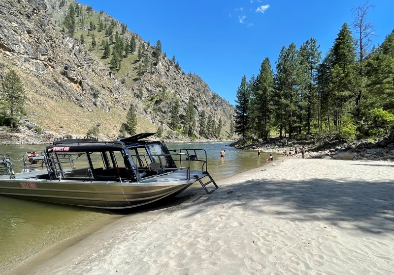 relax on a Idaho salmon river tour and lodge vacation